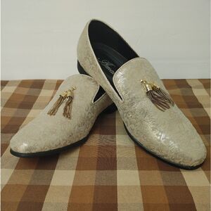 MEN'S AMALI EMBOSSED PAISLEY PRINT SLIP ON LOAFER WITH GOLD TASSELS. SIZE 10D